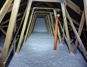 Zateplení stropu bungalovu pomocí foukané izolace